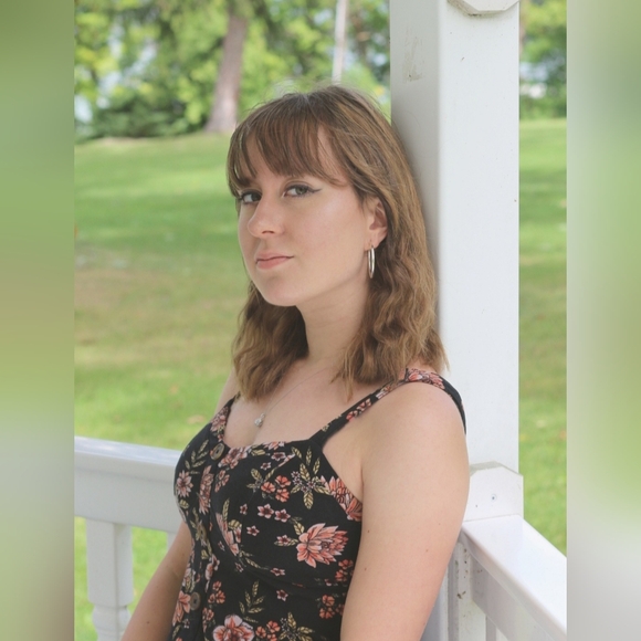 Meet your Posher, Alyssa - Picture 3 of 4